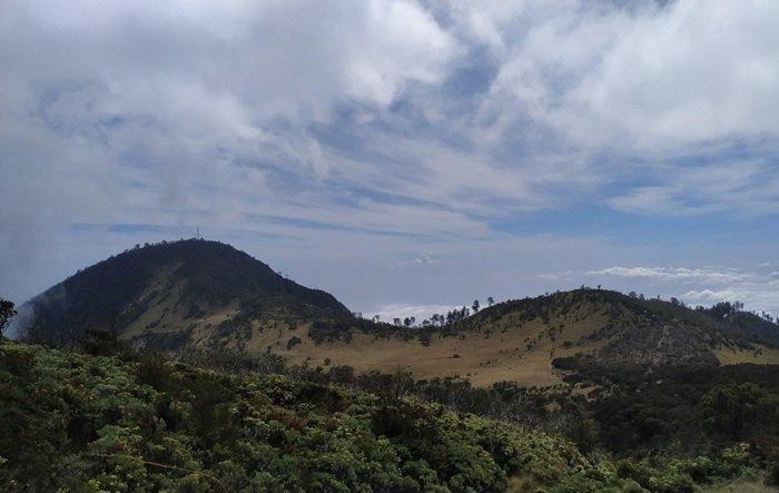 PENDAKIAN GUNUNG LAWU - Panorama menawan yang terlihat dari jalur pendakian Gunung Lawu, Jumat (28/2/2025)