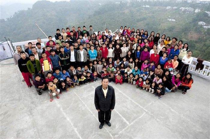 Potret keluarga terbesar di dunia dengan total 199 orang hidup dalam satu atap.
