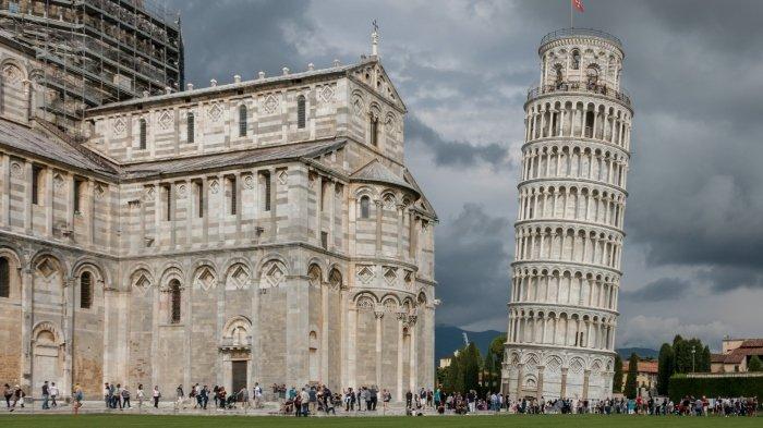 Potret Menara Pisa di Italia.