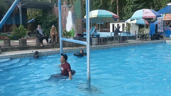 Potret pengunjung menikmati wisata Rindu Alam di Kelurahan Apala Kabupaten Bone, Sulsel