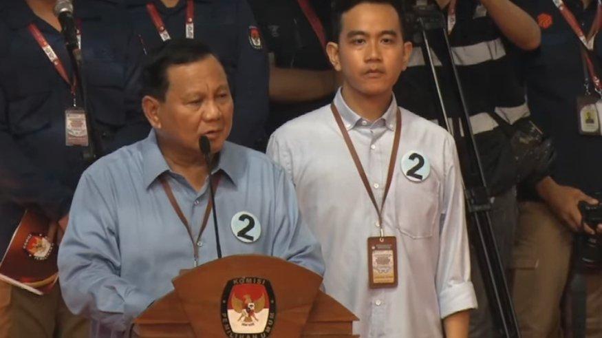 Pasangan Capres dan Cawapres Prabowo Subianto-Gibran Rakabuming Raka memberikan pernyataannya usai mendapatkan nomor urut dua (2) di Kantor Komisi Pemilihan Umum (KPU), di Jakarta, Selasa (14/11/2023).