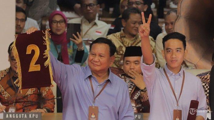 Pasangan Calon Presiden dan Wakil Presiden Prabowo Subianto dan Gibran Rakabuming Raka menunjukkan nomor urut 2 saat pengambilan nomor urut Capres dan Cawapres 2024 di halaman Gedung KPU RI, Jakarta Pusat, Selasa (14/11/2023).