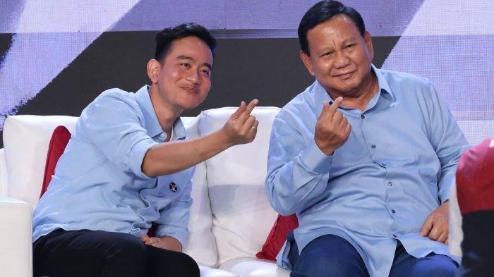 Prabowo Subianto dan Gibran Rakabuming Raka membuat love sign hand.