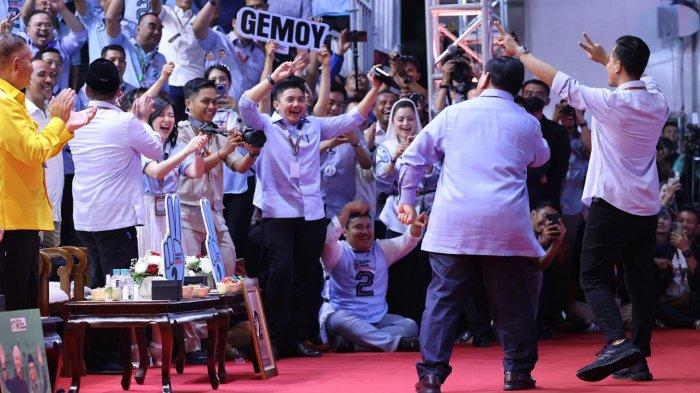 Calon Presiden Prabowo Subianto mempraktikkan jogetan gemoy yang diwariskan dari sang kakek. Beginilah asal usul cerita jogetan 'gemoy' Prabowo Subianto yang sering terekspos media.