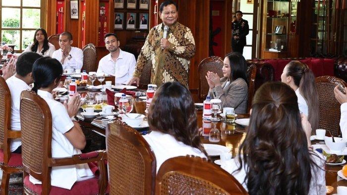 Prabowo Subianto undang sejumlah selebriti dalam jamuan makan siang di Kantor Kementerian Pertahanan Jakarta. Viral video Rayyanza Malik Ahmad ketemu Prabowo Subianto, bilang 'siap grak' dan diberi hormat oleh Menteri Pertahanan.