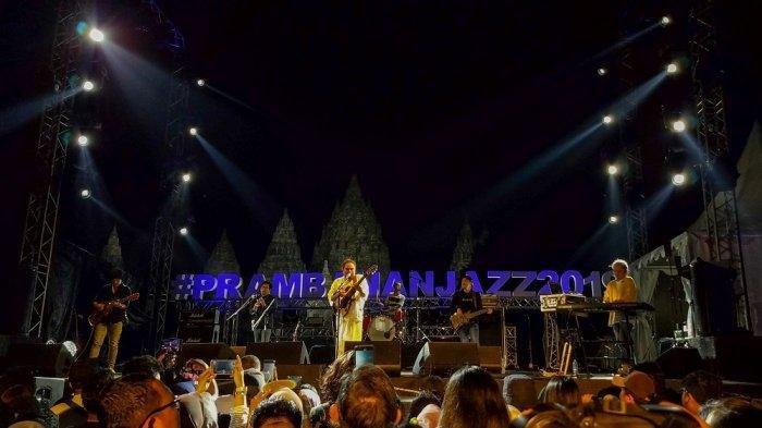 Penampilan sejumlah musisi, di antaranya Pusakata di hari kedua Prambanan Jazz Festival 2019 di Komplek Taman Wisata Candi Prambanan, Jumat (5/7/2019). Tahun 2024, Prambanan Jazz kembali digelar dengan menghadirkan para musisi populer dari dalam dan luar negeri.