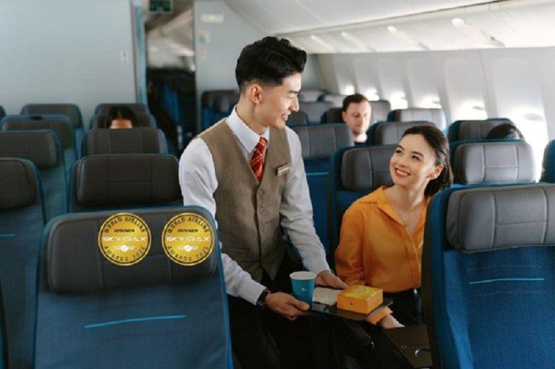 Pramugara Cathay Pacific melayani penumpang di kelas Ekonomi yang meraih gelar “World’s Best Economy Class Airline 2025” dari Skytrax.
