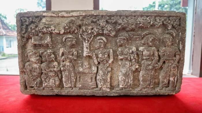 Prasasti berupa relief Panji Semirang yang menjadi salah satu koleksi Museum Airlangga, Kota Kediri, Jawa Timur.
