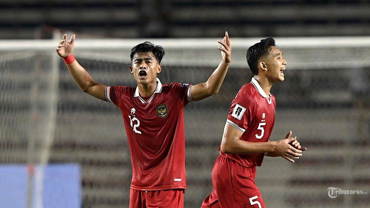 Pratama Arhan (Kiri) dan Rizky Ridho (kanan) merayakan gol Sadil Ramdani pada pertandingan sepak bola kualifikasi Piala Dunia 2026 antara Filipina dan Indonesia di Manila pada 21 November 2023.