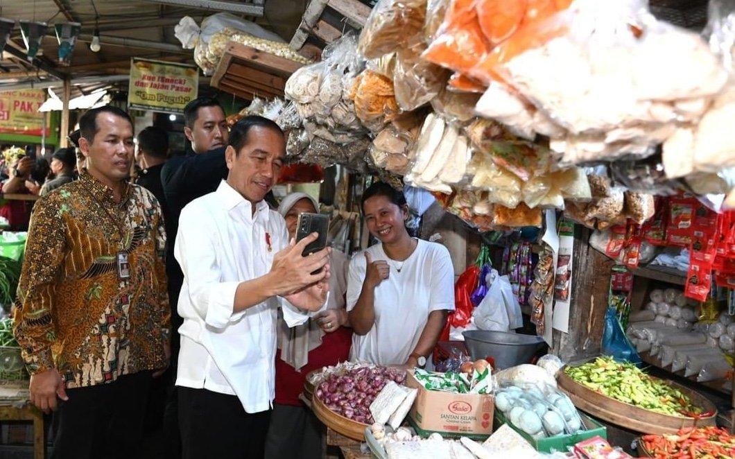 Presiden Joko Widodo meninjau langsung ketersediaan dan harga sejumlah bahan pokok di Pasar Kota Wonogiri, Kabupaten Wonogiri, Provinsi Jawa Tengah, pada Kamis (1/2/2024).