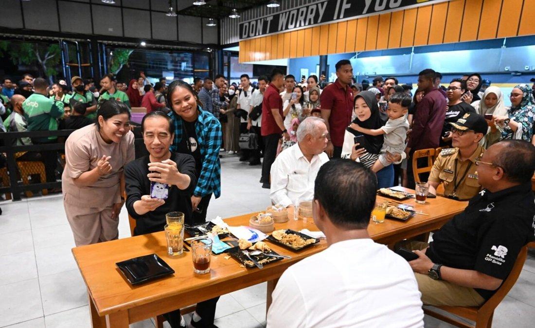 Presiden Joko Widodo menyempatkan diri untuk menikmati santap malam di gerai Mie Gacoan Kota Mataram, Selasa (30/4/2024).