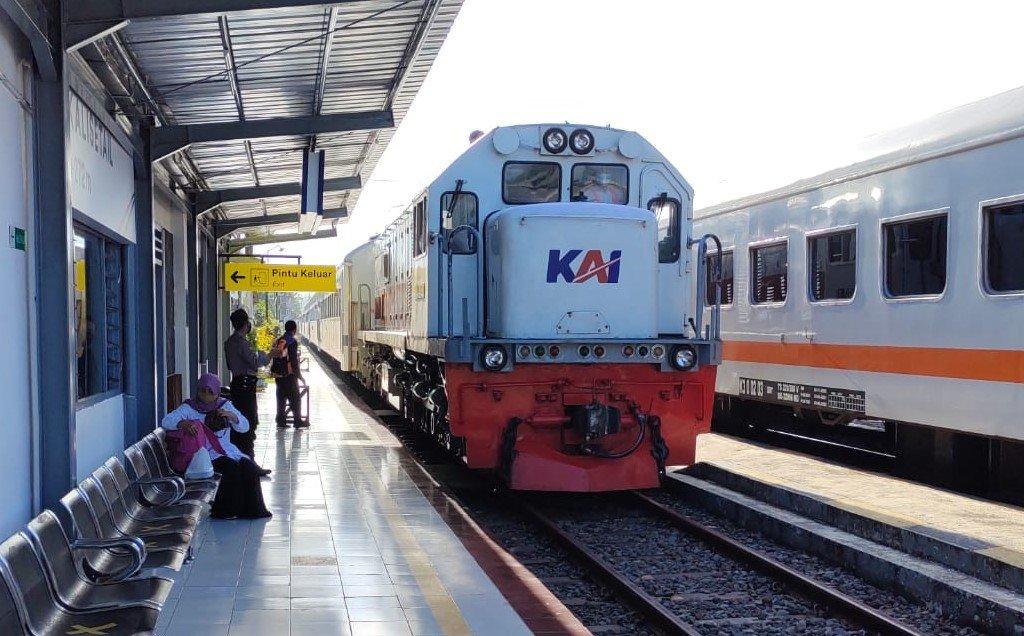 KA Probowangi, salah satu KA yang bisa kamu gunakan untuk menuju ke Jember.