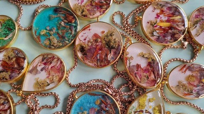 Produk Resin Epoxy di rumah produksi Catalis Decoration Malang, Jawa Timur untuk oleh-oleh.