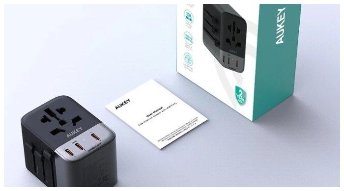 Produk adapter dari merk Aukey Universal Travel Adaptor