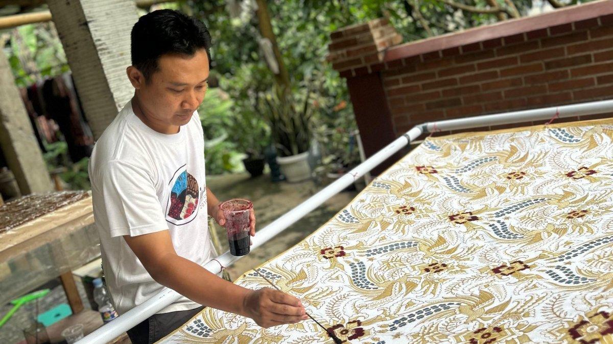 Proses Pembuatan Batik Tulis Girilayu Membutuhkan Waktu, Keterampilan, dan Kesabaran.
