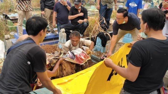 Proses evakuasi mayat diduga Apriyanita di TPU Kandang Kawat Palembang.