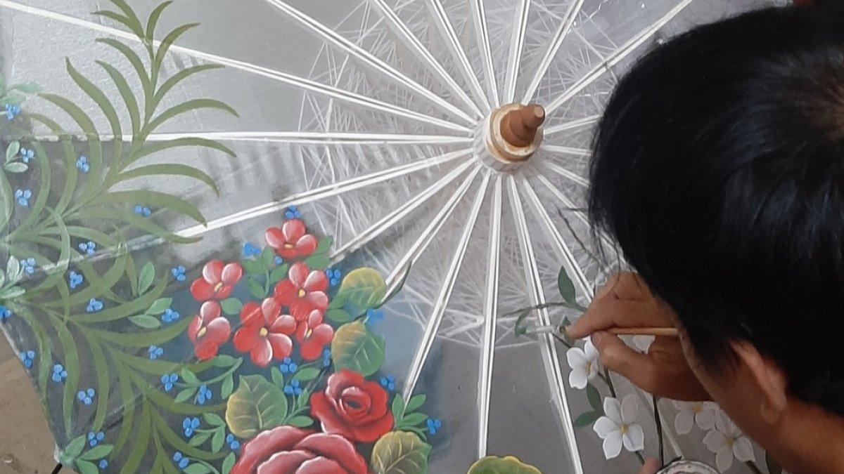 Proses pembuatan kain lukis di Nasrafa Solo, dikerjakan dengan penuh ketelitian dan seni tinggi.