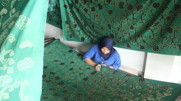 Proses pembuatan motif batik tulis Deandra Batik Lampung.