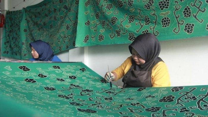 Proses pembuatan motif batik tulis Deandra Batik.