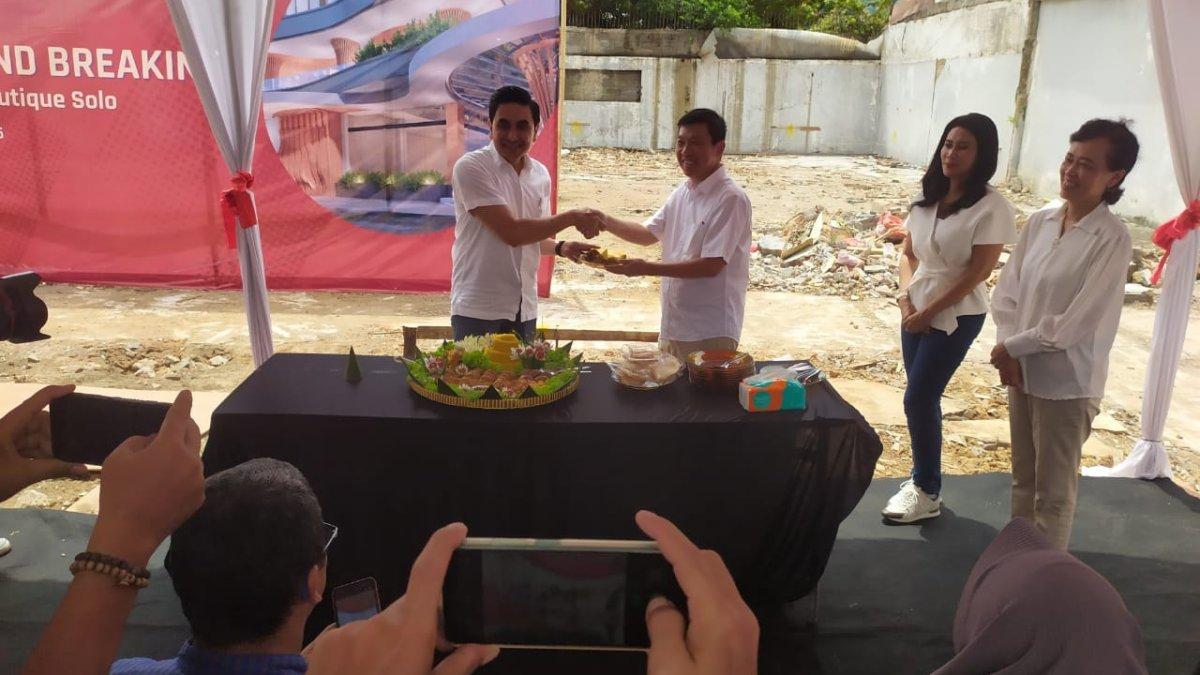 Prosesi groundbreaking Azana Boutique Hotel Solo yang dilakukan Dicky Sumarsono, CEO Azana Hospitality.
