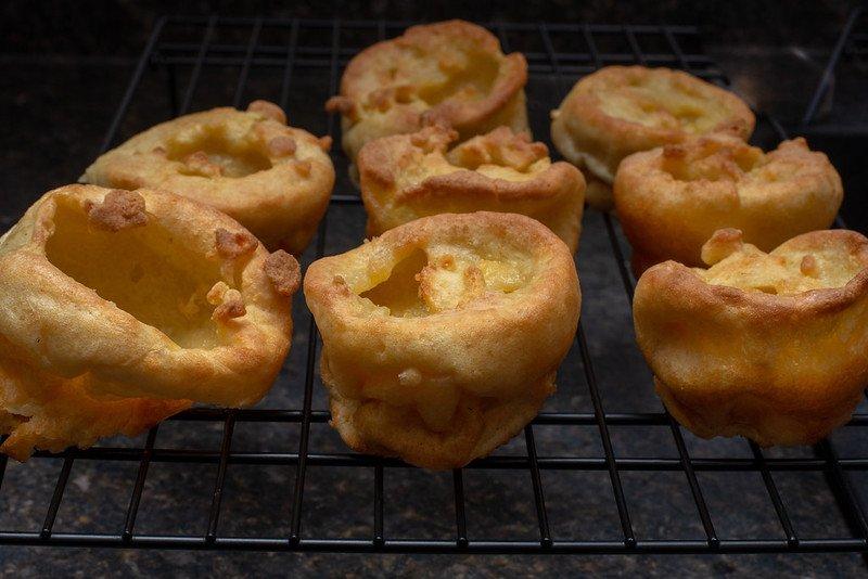 Puding Yorkshire yang dinikmati saat Natal di Inggris.