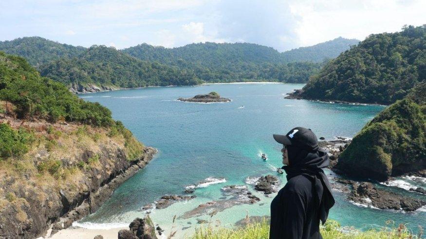 Bupati Banyuwangi Ipuk Fiestiandani saat berkunjung ke Pulau Bedil, Minggu (11/5/2025).