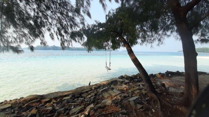 Pulau Dolphin terletak di Kabupaten Kepulauan Seribu, tepatnya di Kecamatan Pulau Kelapa Kepulauan Seribu Utara, Kelurahan Harapan, Jakarta.