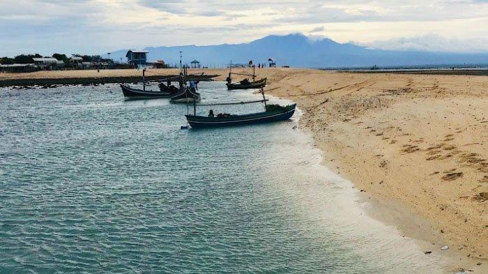 Hamparan pasir putih memanjang siap menyambut kedatangan pengunjung Pulau Gili Ketapang, Probolinggo, Jatim.