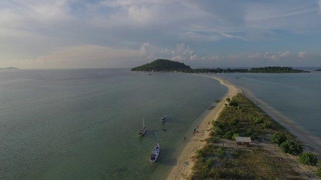 Pulau Gili Noko Bawean di Jawa Timur yang menawarkan pemandangan menawan.