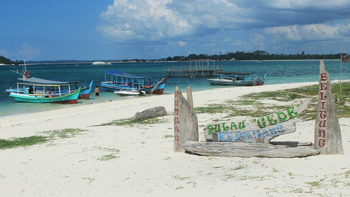 Pulau Kepayang adalah pulau terbesar diantara belasan gugusan pulau-pulau kecil eksotis di Utara Belitung.