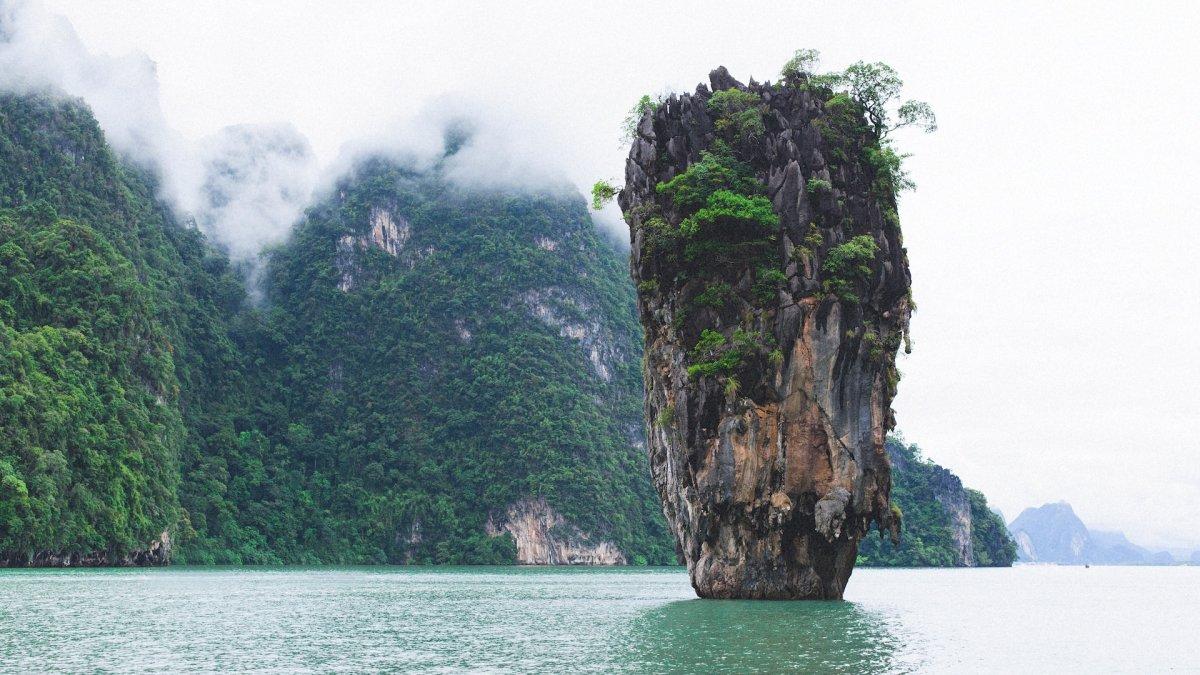 Pulau Khao Phing, satu destinasi film James Bond yang paling menarik untuk dikunjungi.