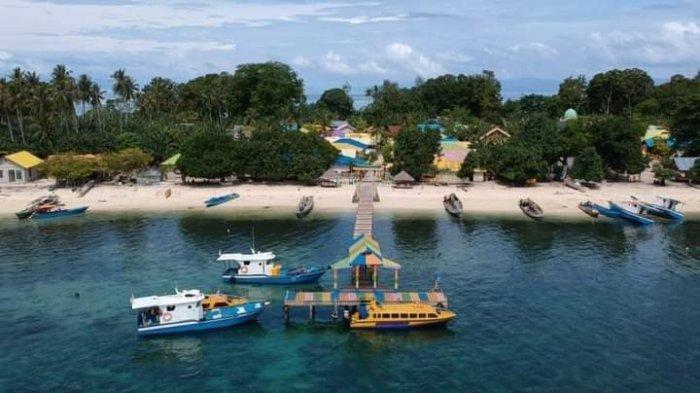 Pulau Kolorai di Kecamatan Morotai Selatan, Kabupaten Pulau Morotai memiliki keindahan pantai dan terumbu karang yang indah, Jumat (29/7/2022).