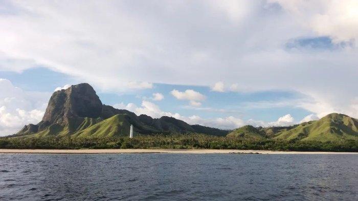 Pesona Pulau Mules yang berada di wilayah Kecamatan Satar Mese Barat, Kabupaten Manggarai, Pulau Flores.