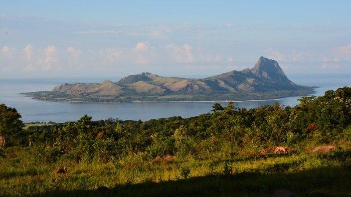 Pulau Mules atau dikenal juga dengan sebutan Nuca Molas adalah tempat wisata alam instagramable di Manggarai, Nusa Tenggara Timur.