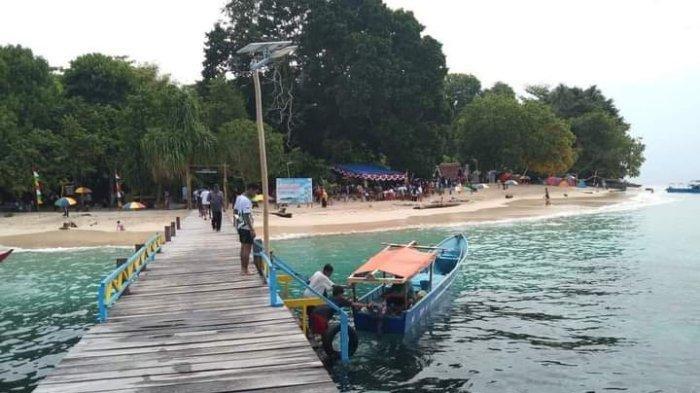 Tampak wisatawan ramai mengunjungi Pulau Paniki, salah satu tempat wisata alam Halmahera Timur, Jumat (19/4/2024).