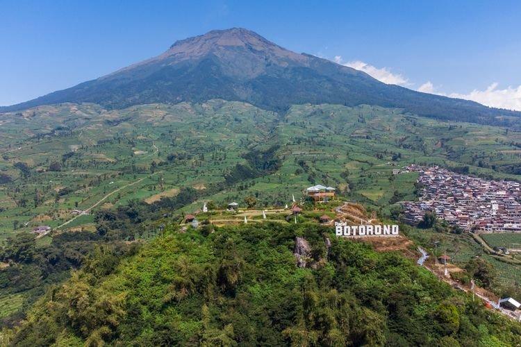 Wisata Puncak Botorono di Temanggung, Jawa Tengah dengan latar belakang Gunung Sindoro.
