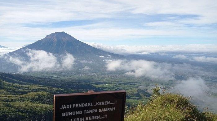 PENDAKIAN GUNUNG KEMBANG - Pemandangan yang terlihat dari Puncak Gunung Kembang (2.340 mdpl) di Wonosobo, Jawa Tengah, Kamis (19/6/2025).