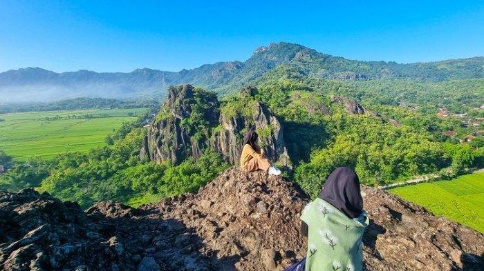 Wisatawan berfoto di Puncak Gunung Sepikul, Sukoharjo, Rabu (20/3/2024).