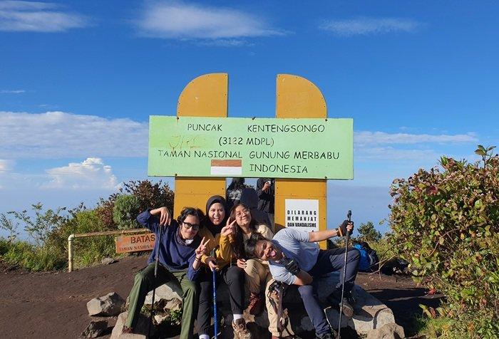 PENDAKIAN GUNUNG MERBABU - Para pendaki berada di Puncak Kentensongo Gunung Merbabu, Jumat (28/2/2025). Traveler yang ingin mendaki Gunung Merbabu, bisa menyimak itinerary 2 hari 1 malam dengan bujet Rp 165 ribuan per orang yang telah dirangkum TribunTravel berikut.
