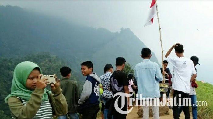 Para wisatawan saat berada di Puncak Watu Jengger, Tahura R Soeryo, Kecamatan Jatirejo, Kabupaten Mojokerto, Jawa Timur.
