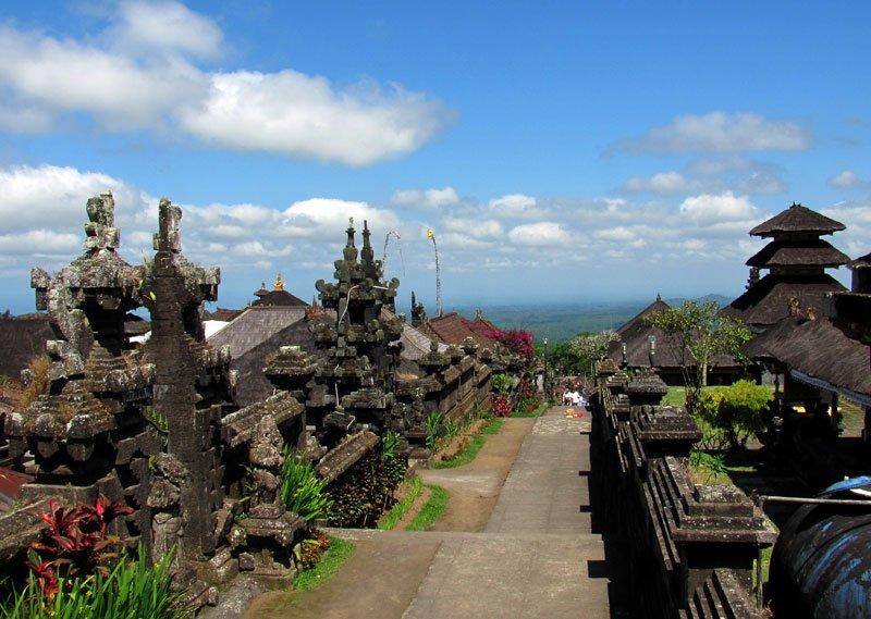 Pura Besakih berlokasi di Desa Besakih, Kecamatan Rendang, Kabupaten, Karangasem, Bali.