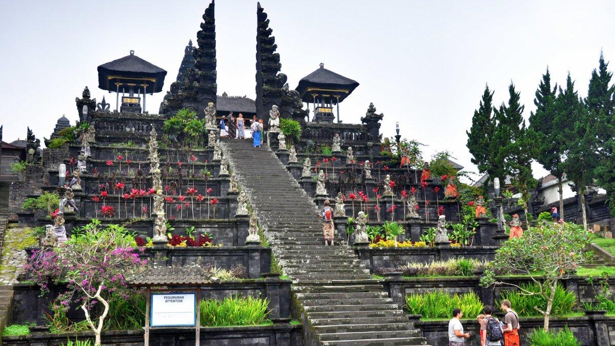 Pura Besakih berlokasi di Desa Besakih, Kecamatan Rendang, Kabupaten, Karangasem, Bali.
