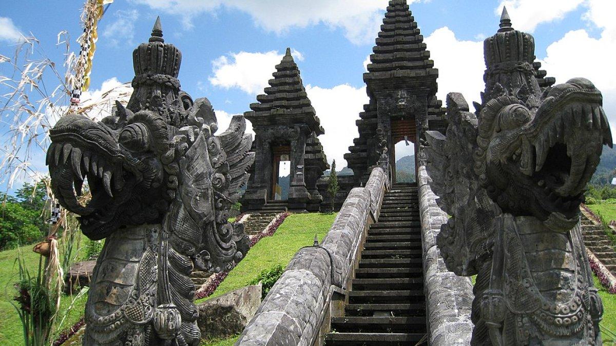 Pura Parahyangan Agung Jagatkartta di Bogor, Jawa Barat.