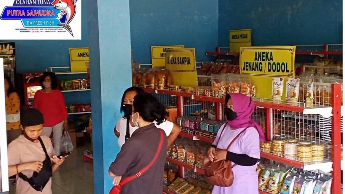 Putra Samudra, satu pusat oleh-oleh di Pacitan buat kamu yang mau mencari suvenir.