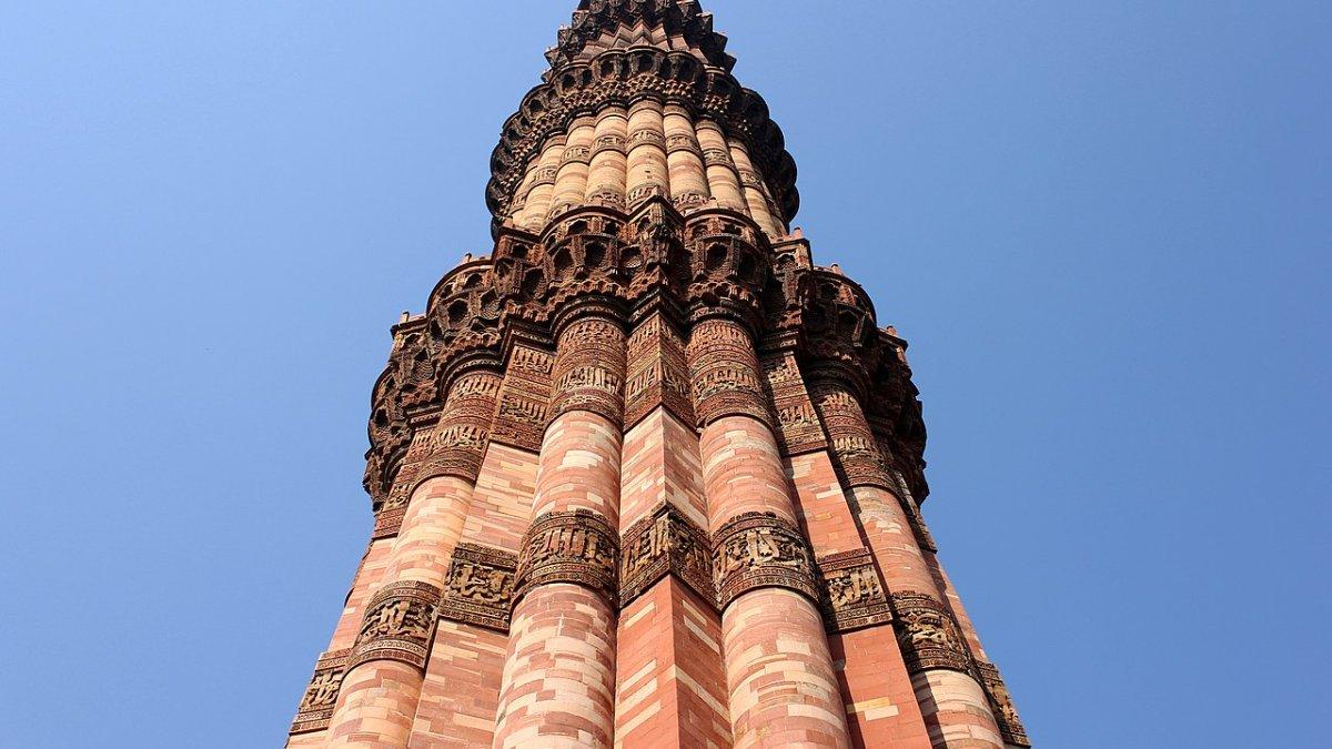 Qutb Minar, satu tempat wisata hits di Delhi India.