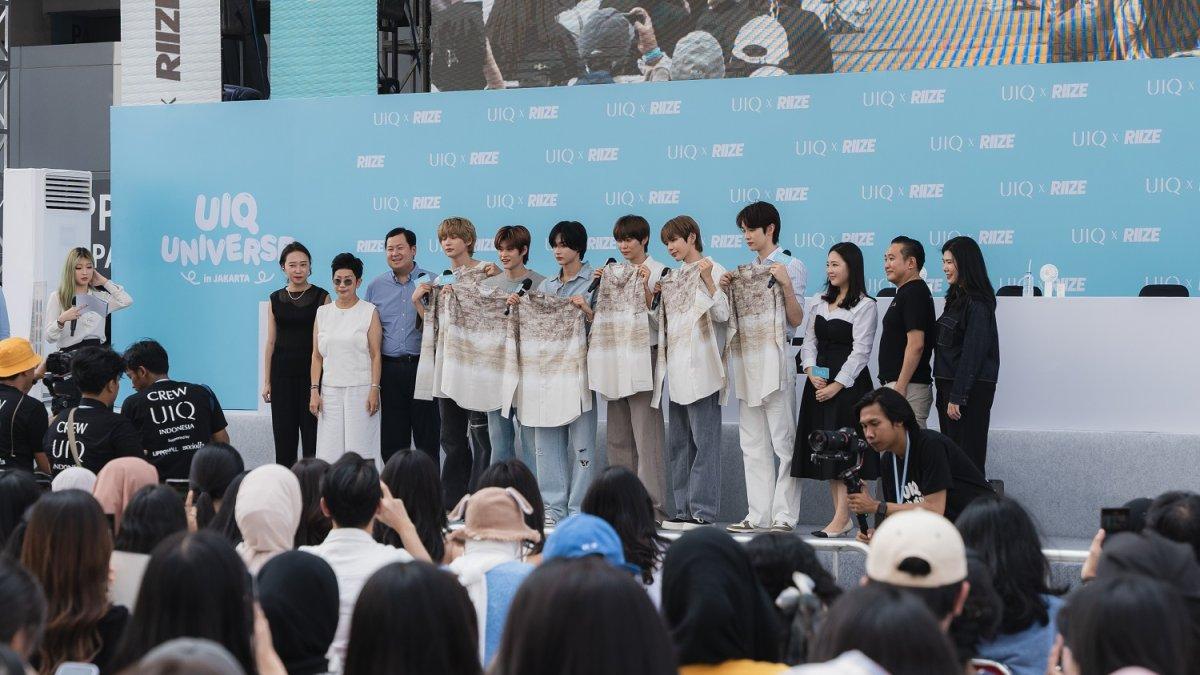 RIIZE yang memperlihatkan baju batik dalam peluncuran Brand K-Beauty UIQ di Lippo Mall Jakarta.