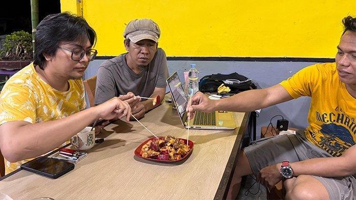 RUJAK TERKENAL SIAK - Pelanggan di Warung Rujak Uleg Abu Wahyu Siak menikmati rujak sembari nongkrong, Sabtu (15/2/2025) malam.