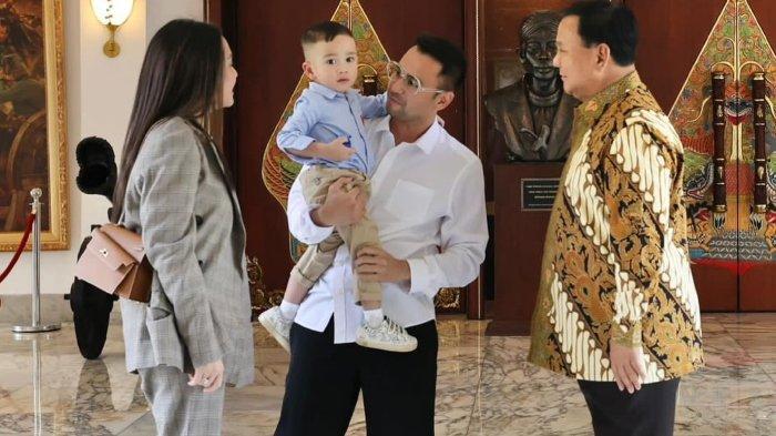 Raffi Ahmad dan Nagita Slavina ajak Rayyanza Malik Ahmad bertemu engan Prabowo Subianto. Viral video Rayyanza Malik Ahmad ketemu Prabowo Subianto, bilang 'siap grak' dan diberi hormat oleh Menteri Pertahanan.