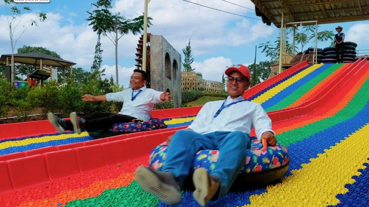 Rainbow Slide di Minimania Puncak, tempat wisata baru di Bogor Jawa Barat buat liburan akhir pekan.