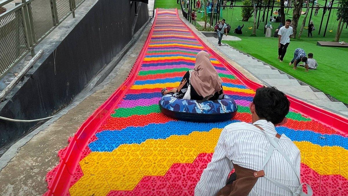 Rainbow Slide, satu wahana di The Nice Ocean View Anyer, satu tempat wisata baru di Serang Banten buat dikunjungi bareng anak.